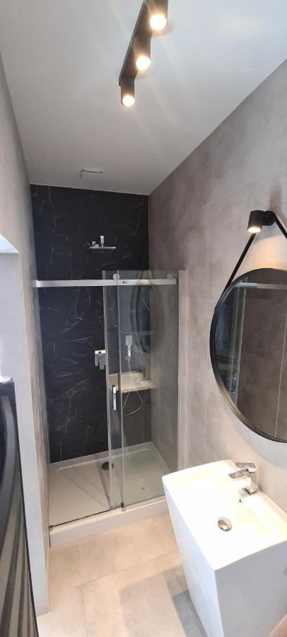 Apartsuites I Sorau Żary Eksteriør bilde A shower enclosure