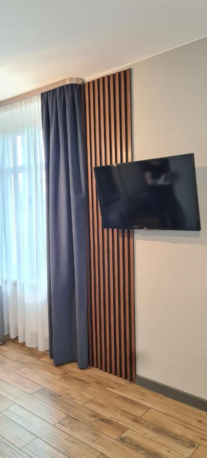 Apartsuites I Sorau Żary Eksteriør bilde A wall-mounted television