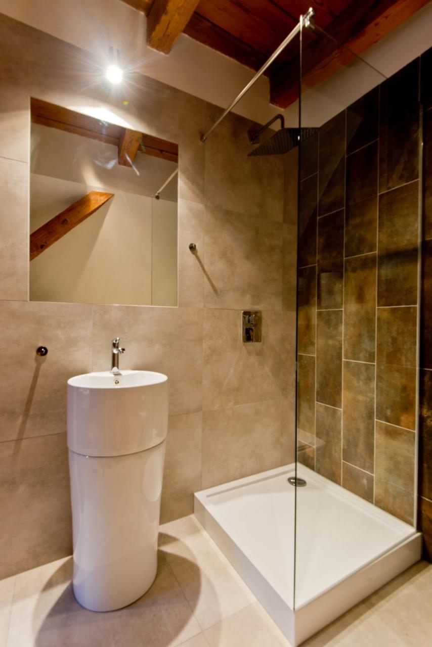 Apartsuites I Sorau Żary Eksteriør bilde A shower enclosure