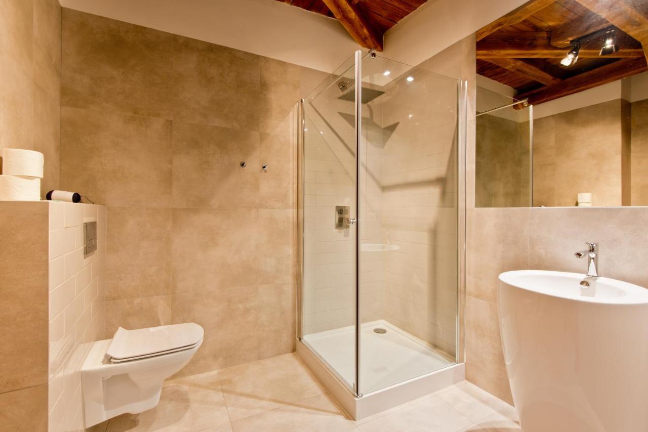 Apartsuites I Sorau Żary Eksteriør bilde A shower enclosure
