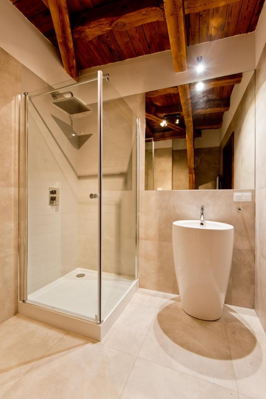 Apartsuites I Sorau Żary Eksteriør bilde A shower enclosure