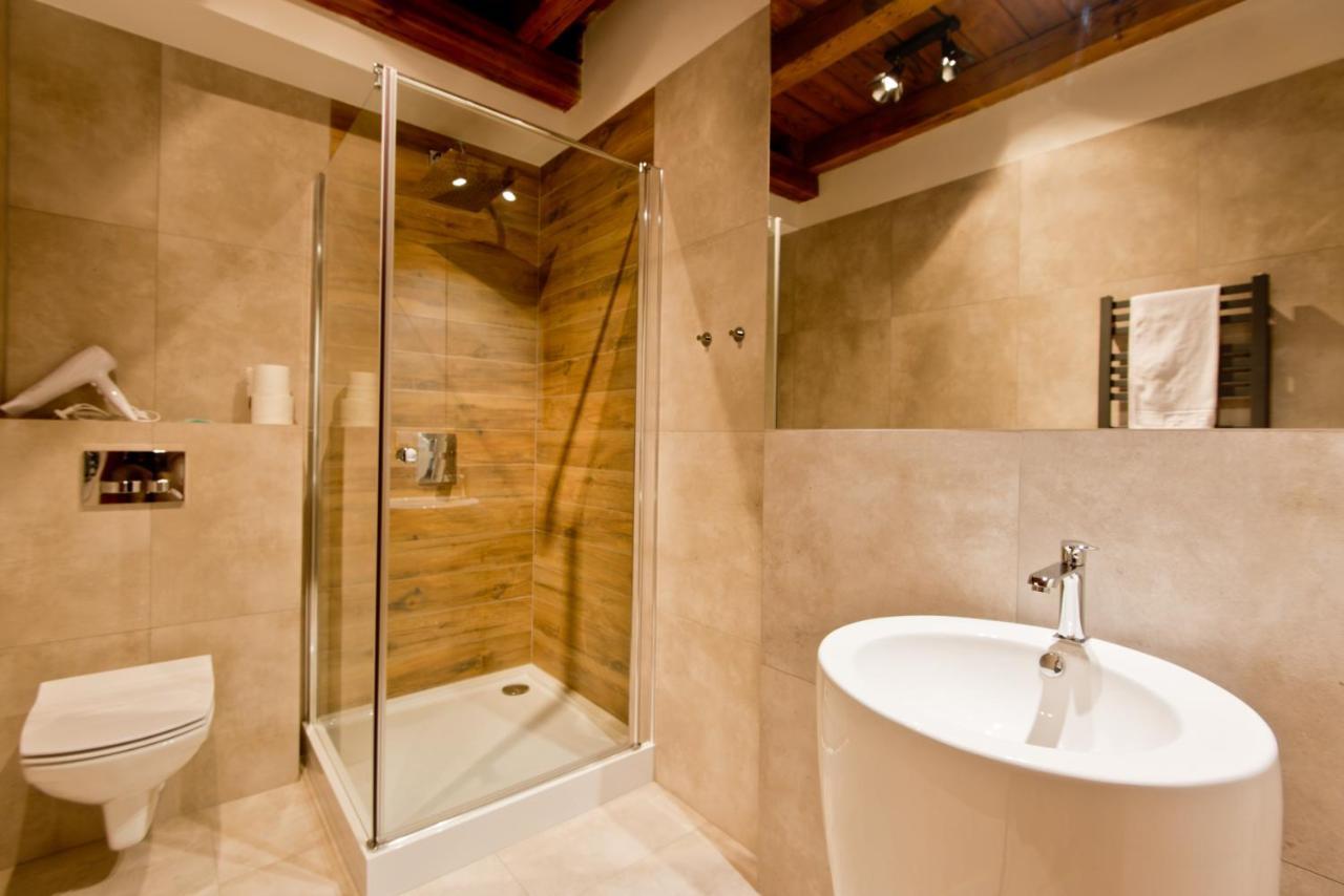 Apartsuites I Sorau Żary Eksteriør bilde A shower enclosure