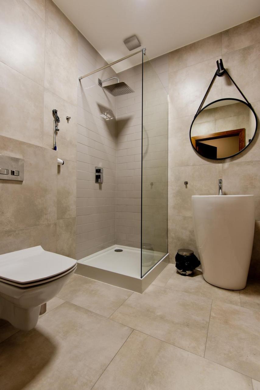 Apartsuites I Sorau Żary Eksteriør bilde A shower cubicle